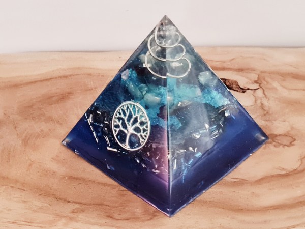 Orgonite pyramide bleu arbre de vie argenté 